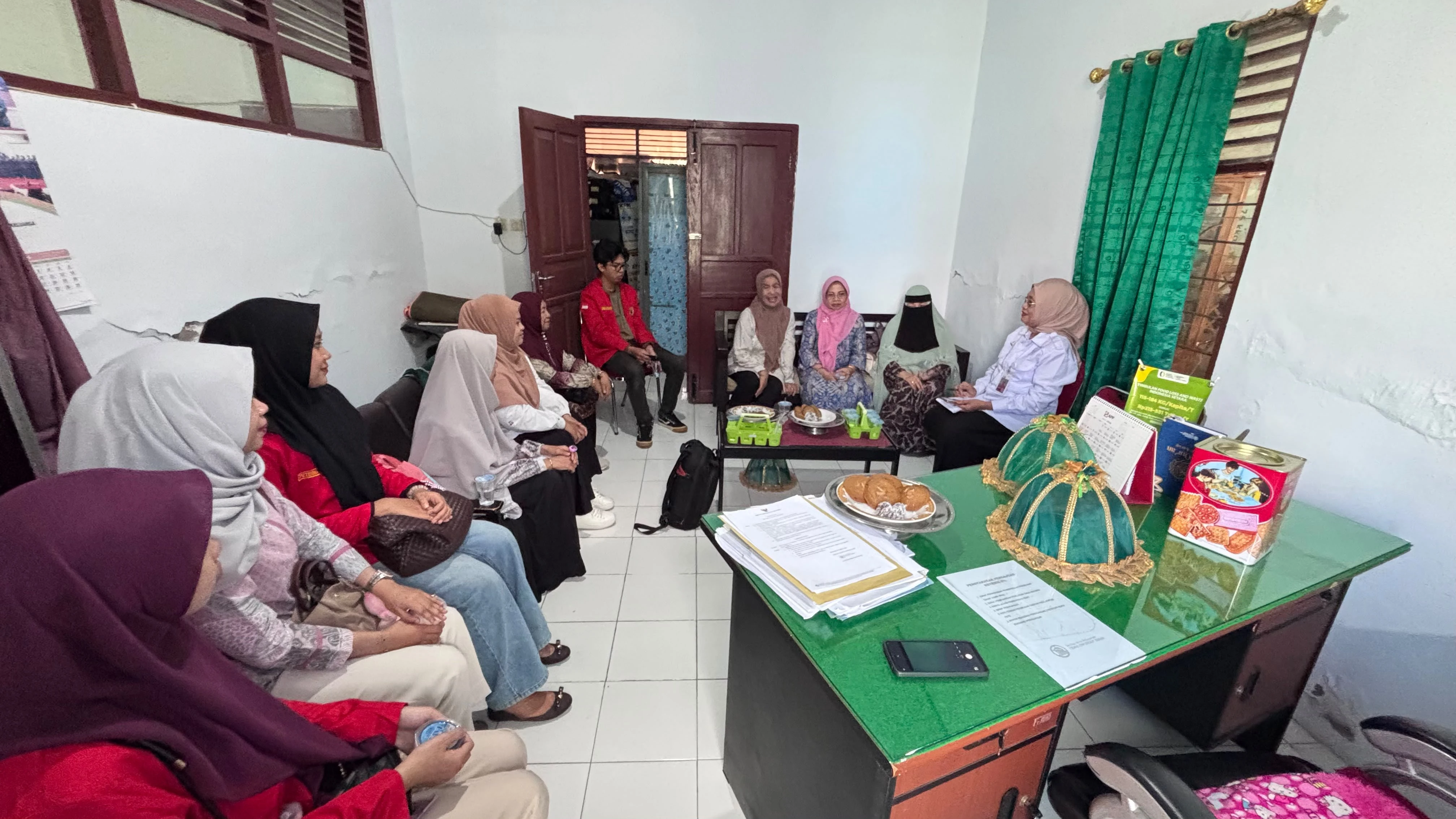 Audiensi sebelum turun lapangan bersama Kepala Bidang Peternakan dan Kesehatan Hewan Dinas Pertanian dan Ketahanan Pangan Kabupaten Kepulauan Selayar, Elly Kurniati, S.Pi., M.Si. (Foto: Dok.Pribadi).